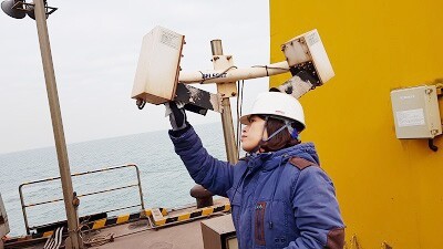 (사진) 이순호 팀장이 선박교통관제센터 시설물을 점검하고 있다..jpg