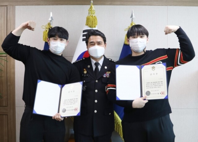 지난 1월 30일 대천해수욕장 익수자를 발견, 구조해 심폐소생술로 생명을 살린 김재성, 김재희 형제가 보령해양경찰서로부터 감사장을 받았다.jpg