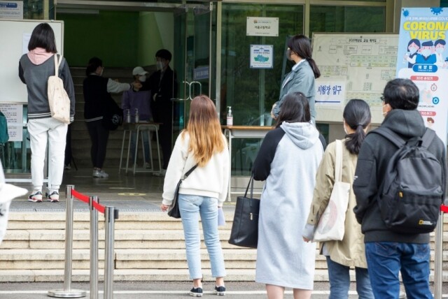 방역속에 치러지는 9급 공채 시험 (3).jpg