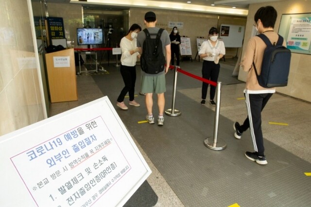 발열체크하는 수험생들 (1).jpg