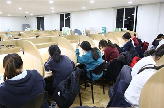 [플래나]후불_28회_공무원수험신문_한샘 여학생기숙학원_1214예약송출(오후 2시).jpg