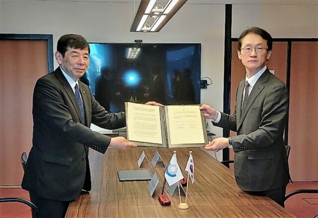 임재현 관세청장(오론쪽)과 쿠니오 미쿠리야 세계관세기구 사무총장(왼쪽)은 양 기관 간 협력 증진을 위해 면담을 가지고 언어 기금 증액에 합의하고 공동 성명서에 서명했다..jpg