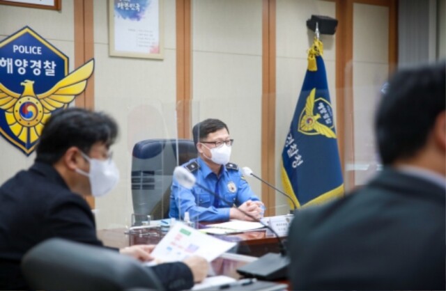 해양경찰청 여성수 구조안전국장이 화상으로 협의회를 진행하고 있다(1).jpg