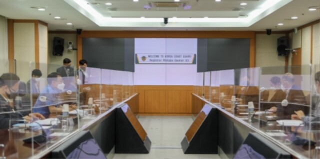 국제사법재판소(ICJ) 필립 고티에(Philippe Gautier) 사무처장이 해양경찰청을 방문해 정봉훈 해양경찰청장과 면담하고, 해양경찰청의 주요업무를 소개 받고 있다(2).jpg