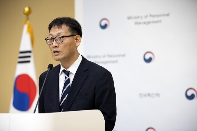 사본 -공무원임용시험령 개정안 관련 브리핑 하는 이인호 인사혁신처 차장(2).jpg